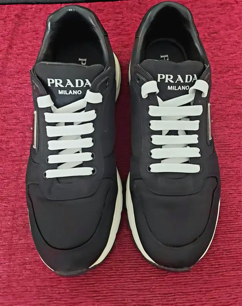 Sepatu Prada

Nylon Gabardine Sneakers Black White
Authentic size 8