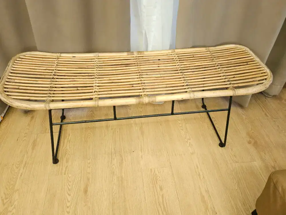 Kursi Rotan Garis kaki baja hitam