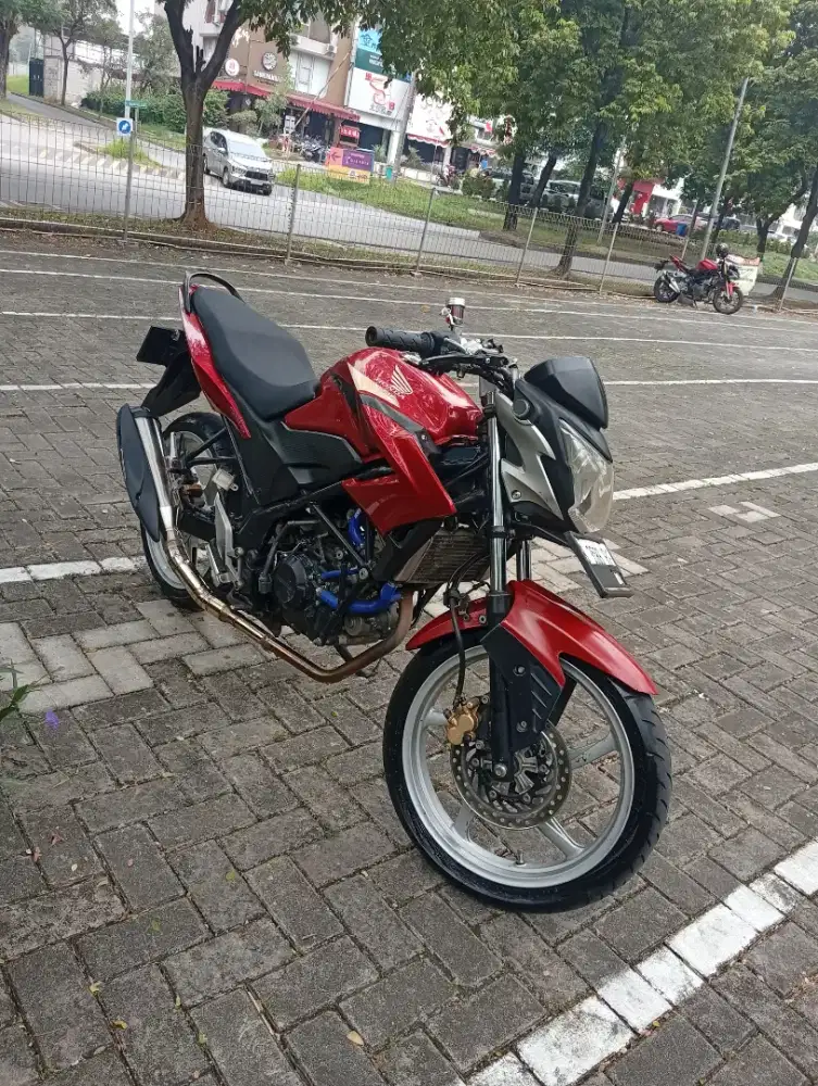 Di jual motor bekas merek honda cb150r old tahun 2014