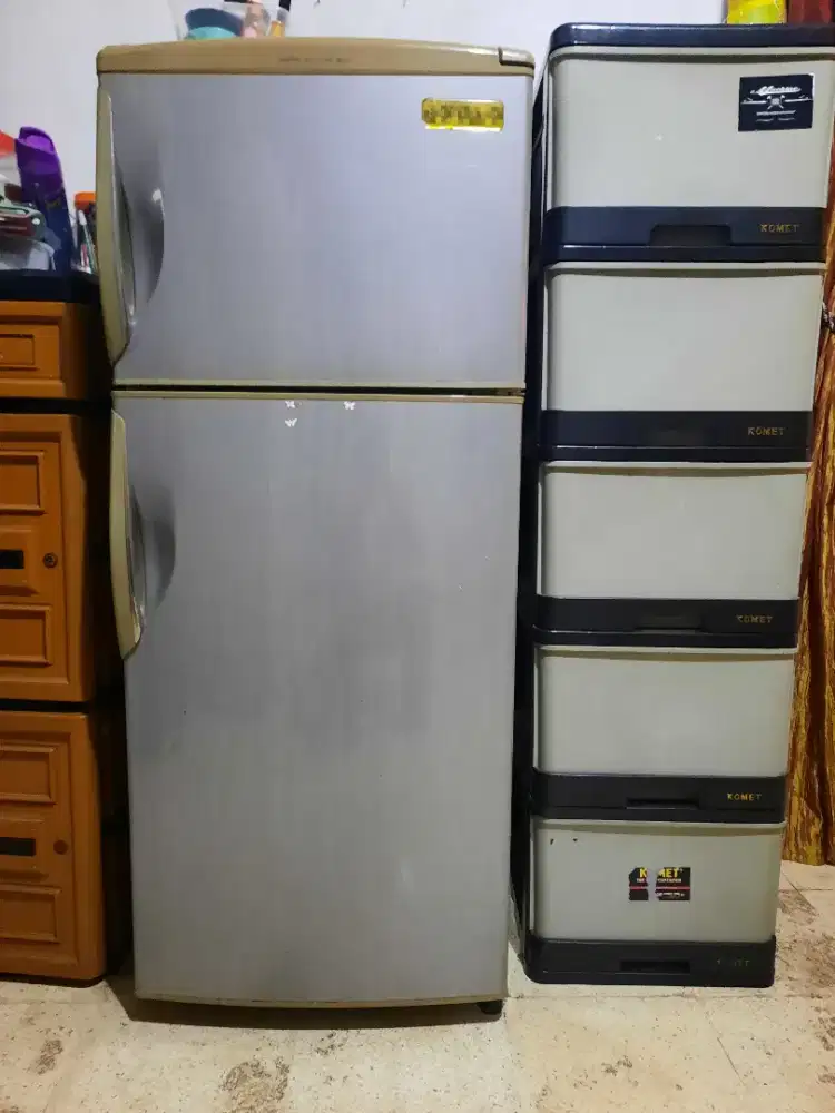 Dijual kulkas 2 pintu merek sanyo