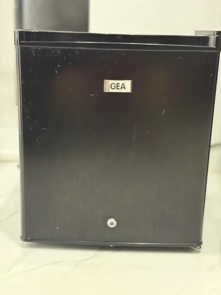 Preloved Kulkas Minibar Merk GEA