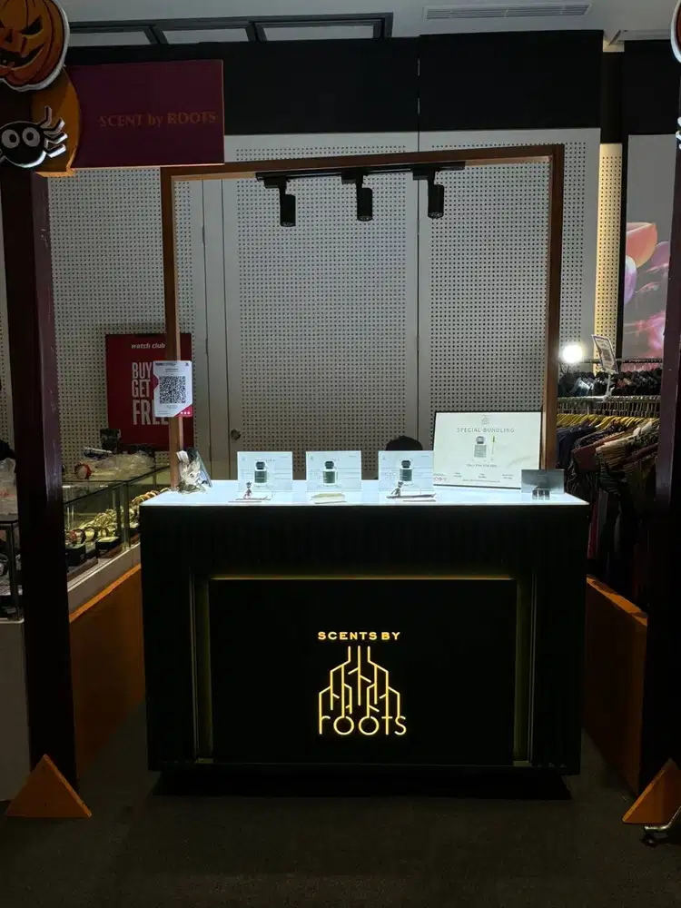 SPG Untuk Menjaga Booth Parfum