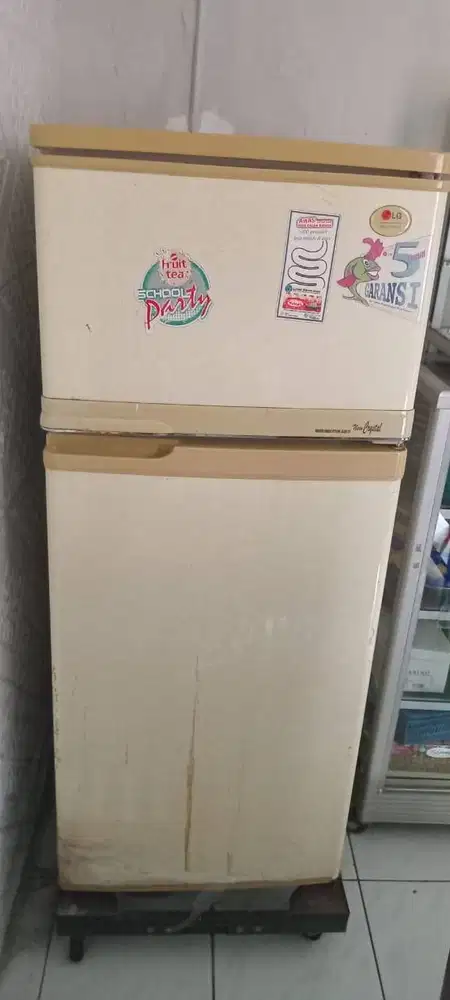 KULKAS MERK LG, 2 PINTU. TYPE MODERN UNIQUE STYLING LR-202 CV