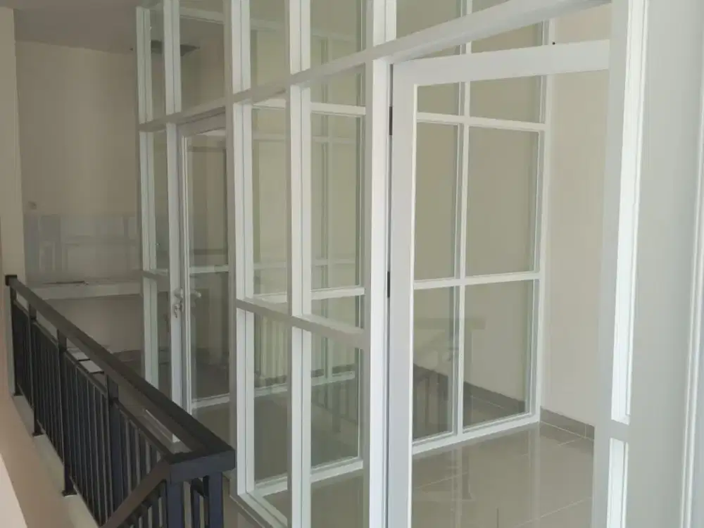 FOR RENT Ruko Sorento West, Gading Serpong. Lokasi sangat strategis, di jalan Paramount Boulevard.