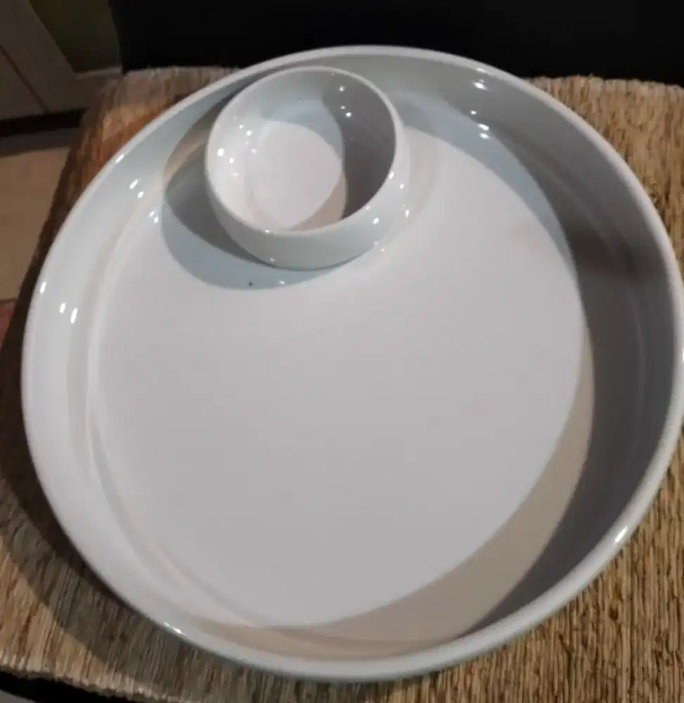 piring saji besar
porselen tebal
import 
berkwalitas
diameter 32 cm