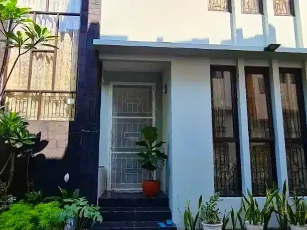 Disewakan Rumah Townhouse 3 Lantai Daerah Cilandak
