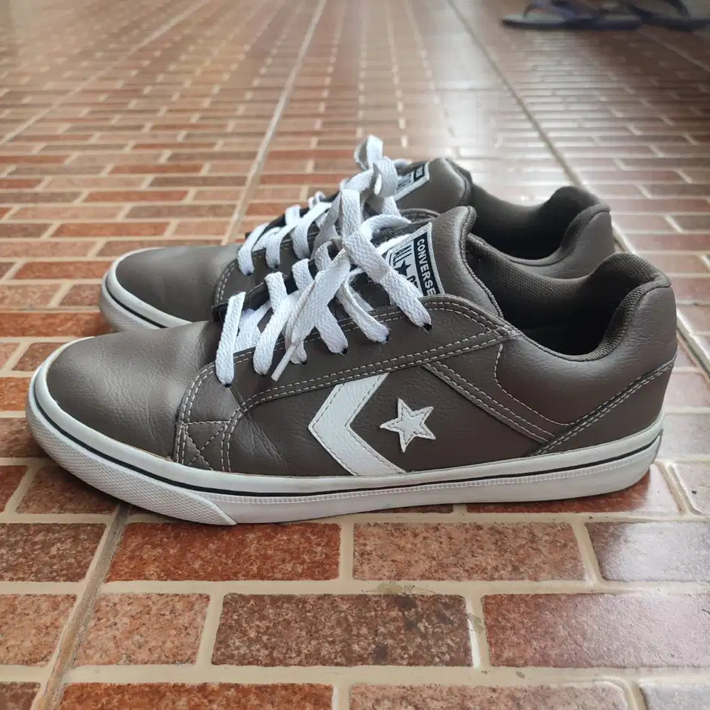 Sepatu converse one star player