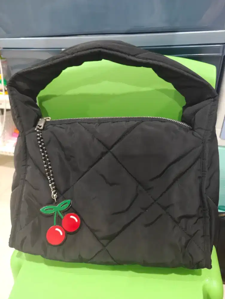 Preloved tas hitam dengan gantungan strawberry