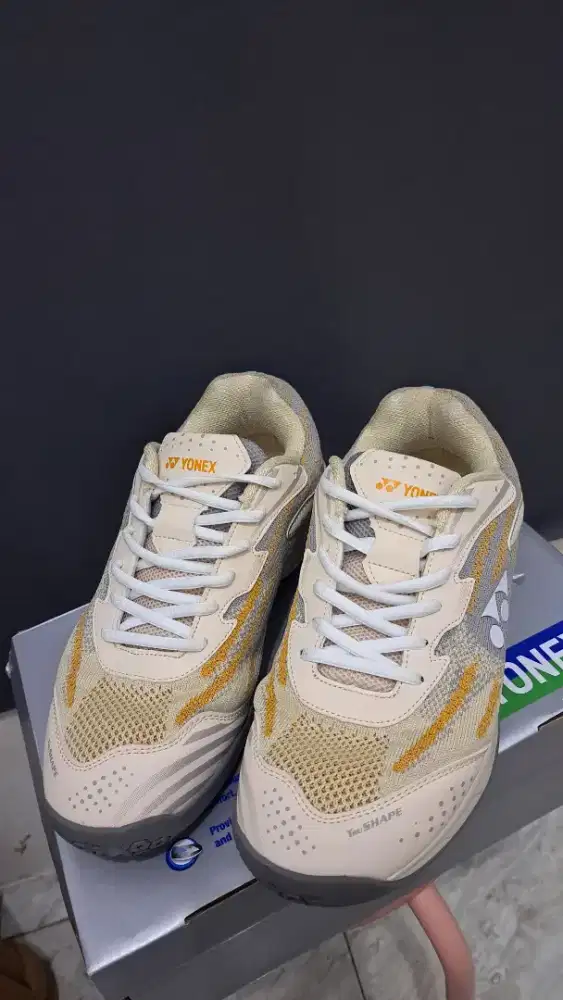 SEPATU BADMINTON YON**