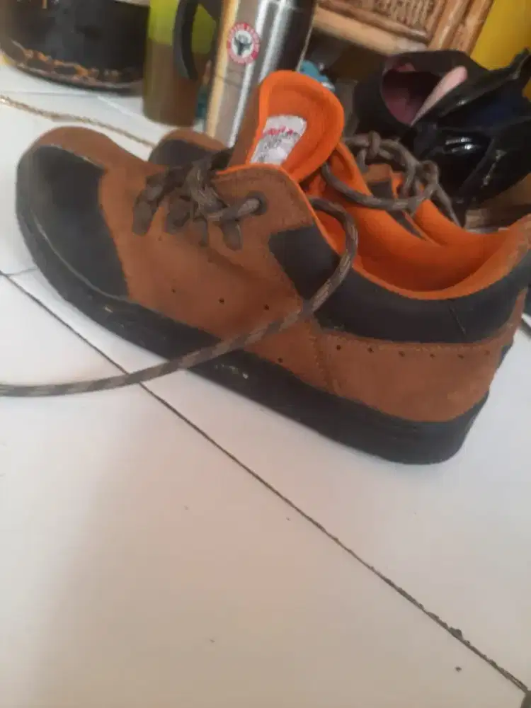 BT tuker ke size 41. Sitwola size 42.