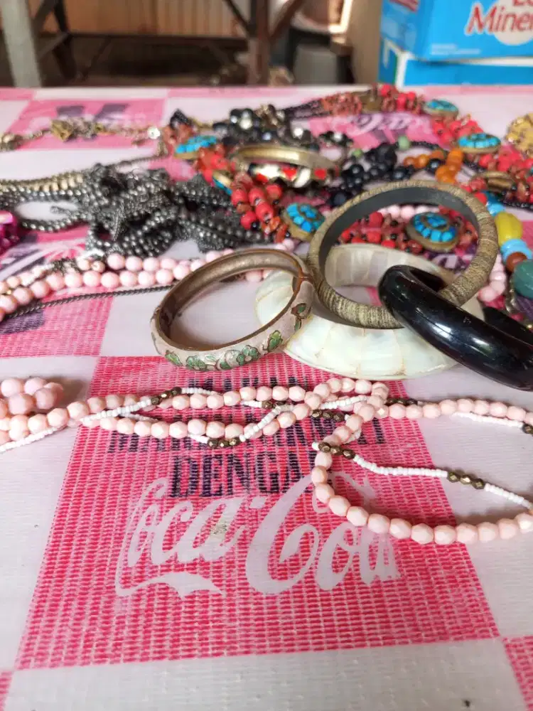 Aksesoris vintage gelang dan kalung