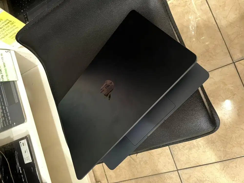 Macbook air M2 baru 2 bulan