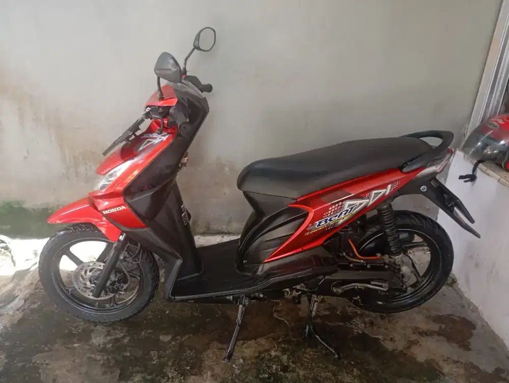 Honda Beat Karbu th 2011 warna merah
