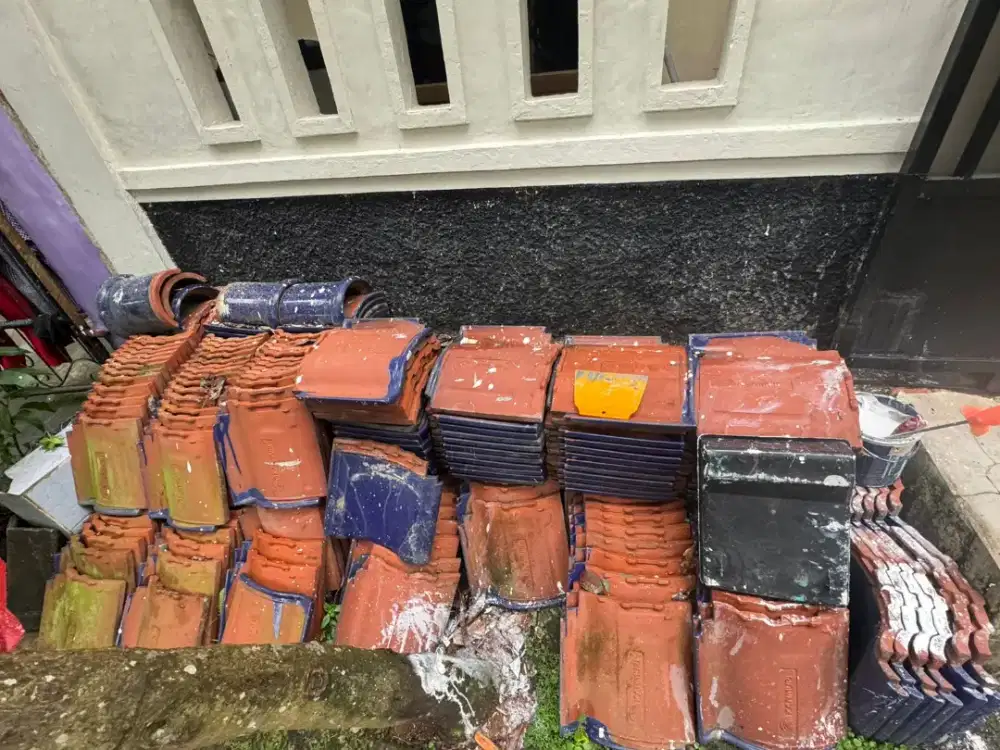 Di jual genteng tanah liat kramik berwarna biru