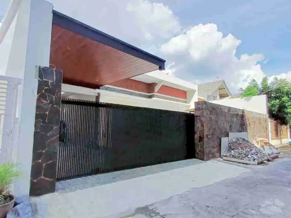 Rumah Mewah Baru dan Luas Solo Kota Dekat Manahan Proses Finishing