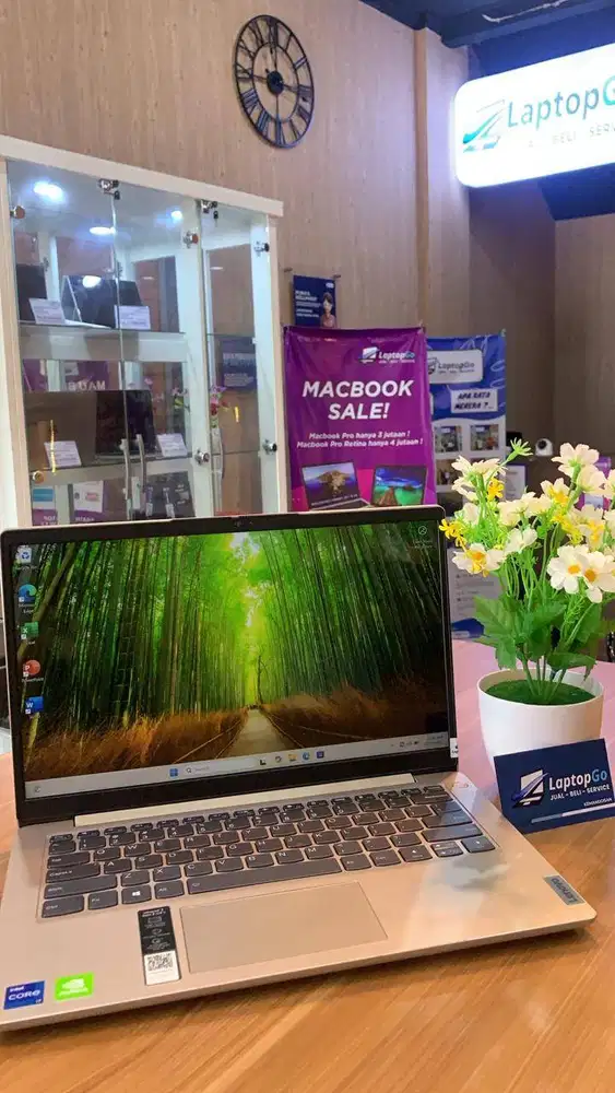 LAPTOP LENOVO I7 RAM 8/512GB SSD INTEL UHD GRAPHIC SECOND BEKAS