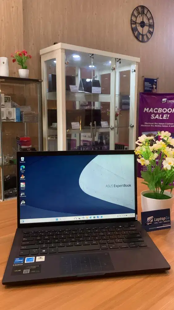 LAPTOP LENOVO CORE I5 RAM 8/256GB SSD INTEL UHD GRAPHIC SECOND BEKAS