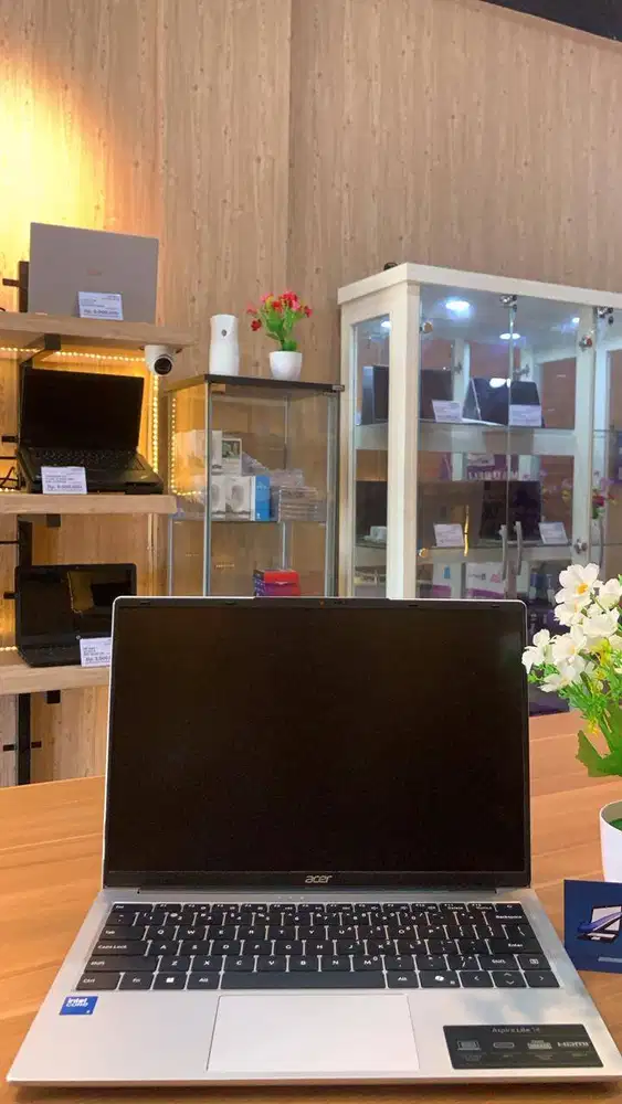 LAPTOP ACER CORE I3 N335 RAM 8/256GB SSDI INTEL UHD GRAPHIC SECOND