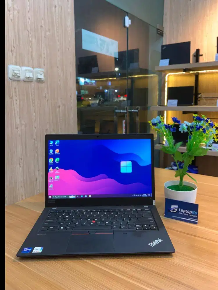 LAPTOP LENOVO I7 RAM 16/256GB AMD RADEON 680M GRAPHIC SECOND BEKAS