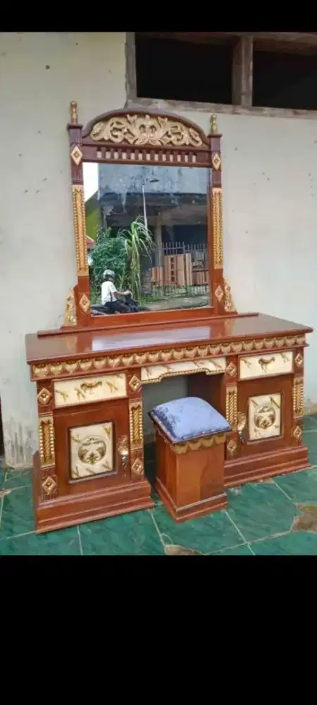 Meja Rias Ukir Rahwana