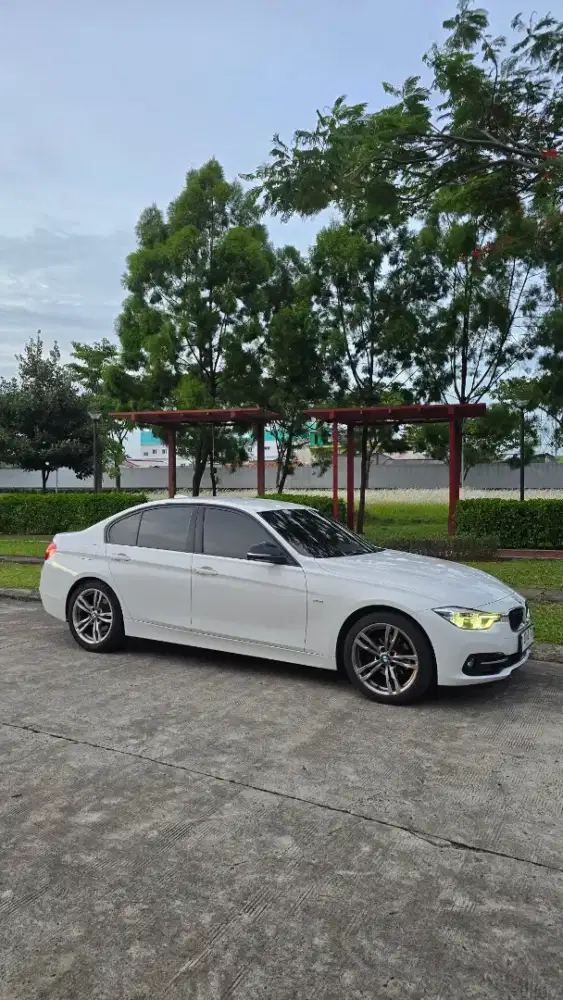 Dijual Cepat BMW Putih 2018 – Sangat Terawat ( Langsung dari Pemilik)