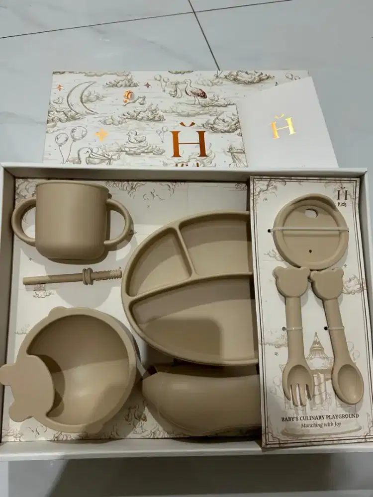 1 SET PERALATAN MAKAN OWL & CO (KONDISI BARU)