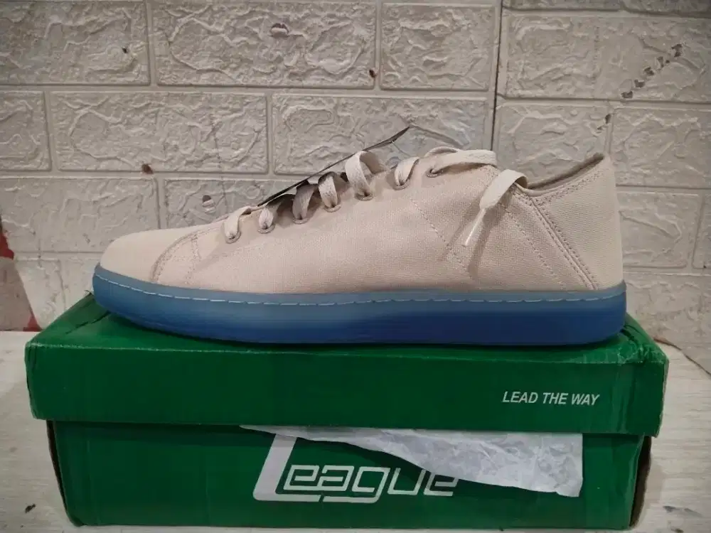 Sepatu League J-Street