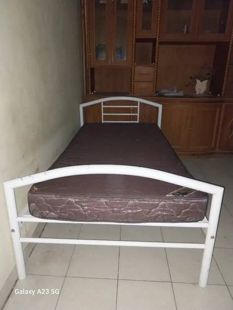 Kasur bekas dan dilan besi