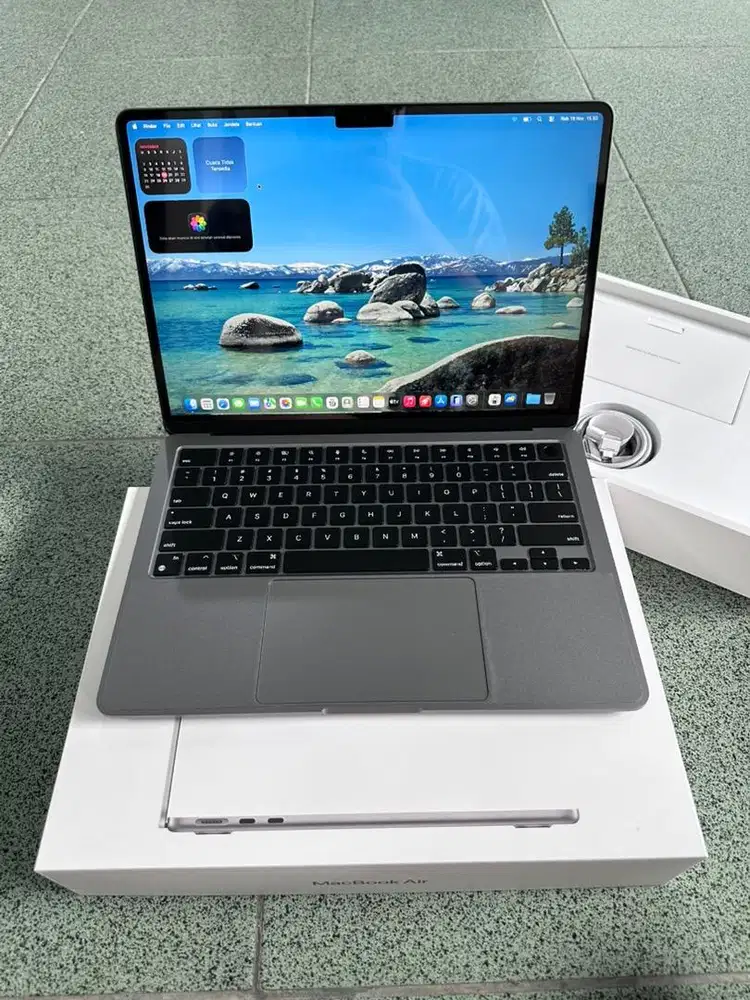 Apple Macbook Air M3 13 inch ram 16 GB IBOX Garansi Desember 2025