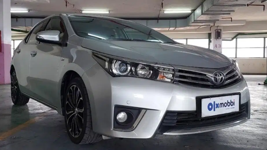 DP Rendah  9JT Toyota Corolla Altis 1.8 V Bensin-AT 2015 Silver