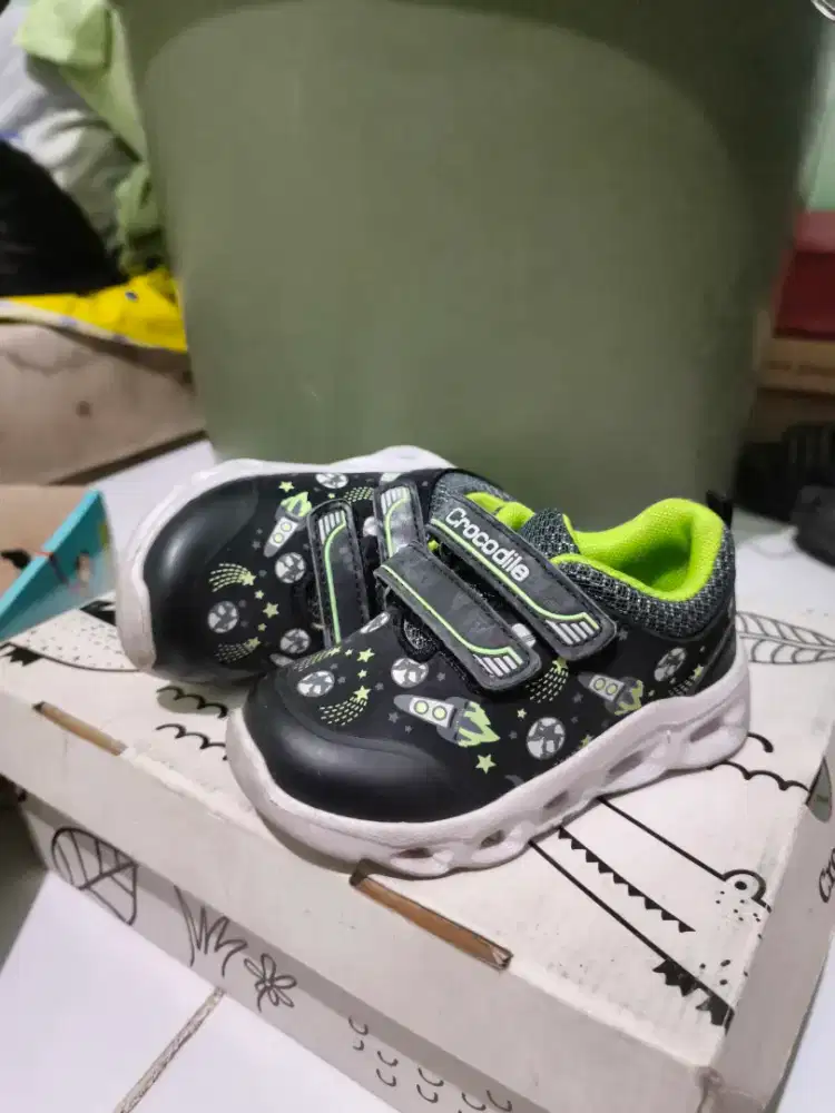 Sepatu LED crocodile anak