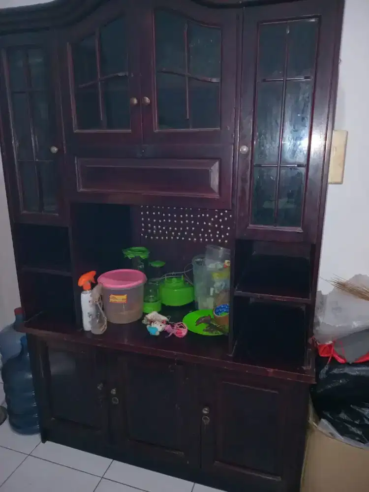 Lelang lemari TV dan springbed sentral