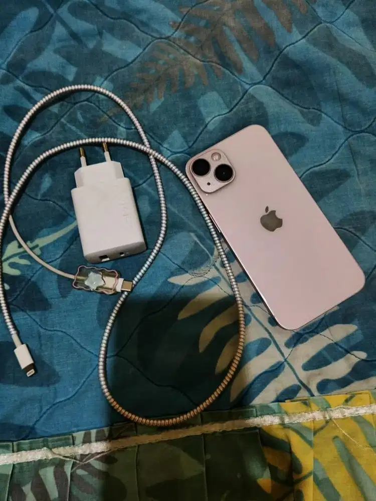 Apple iPhone 13 pink