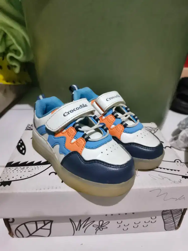 Sepatu led crocodile anak