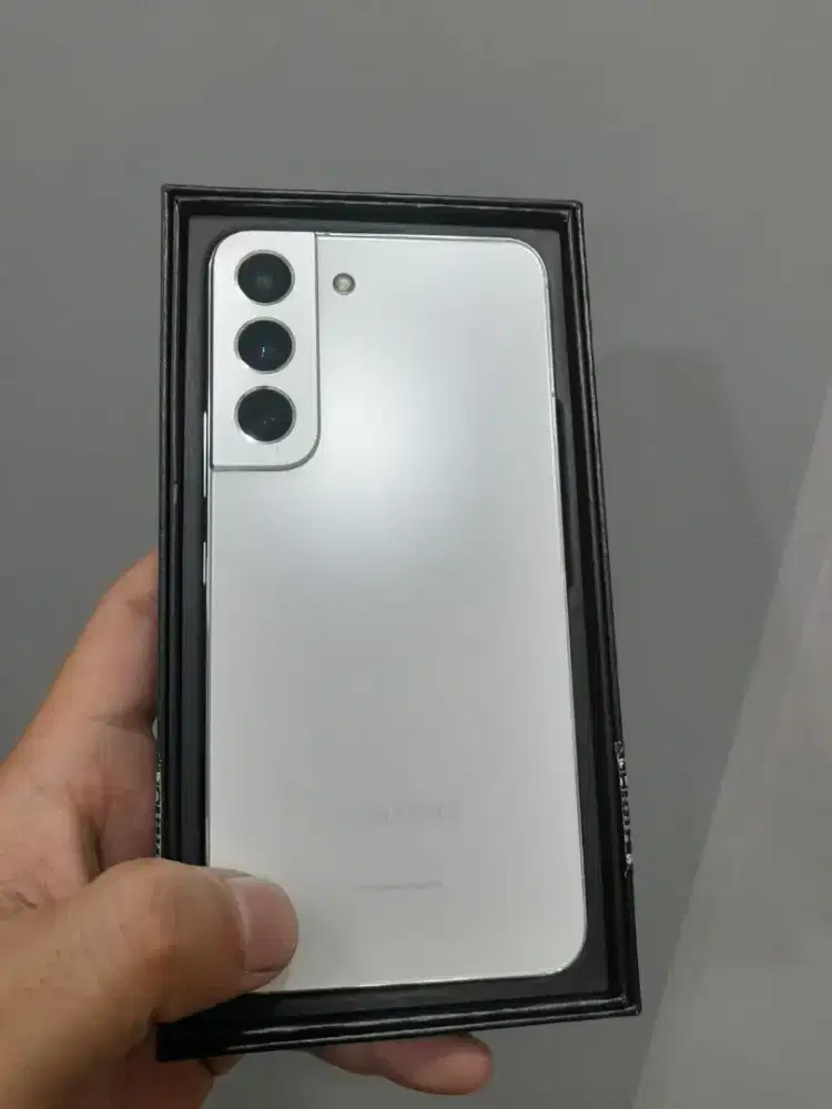 Samsung s22 5g 256gb sein like new