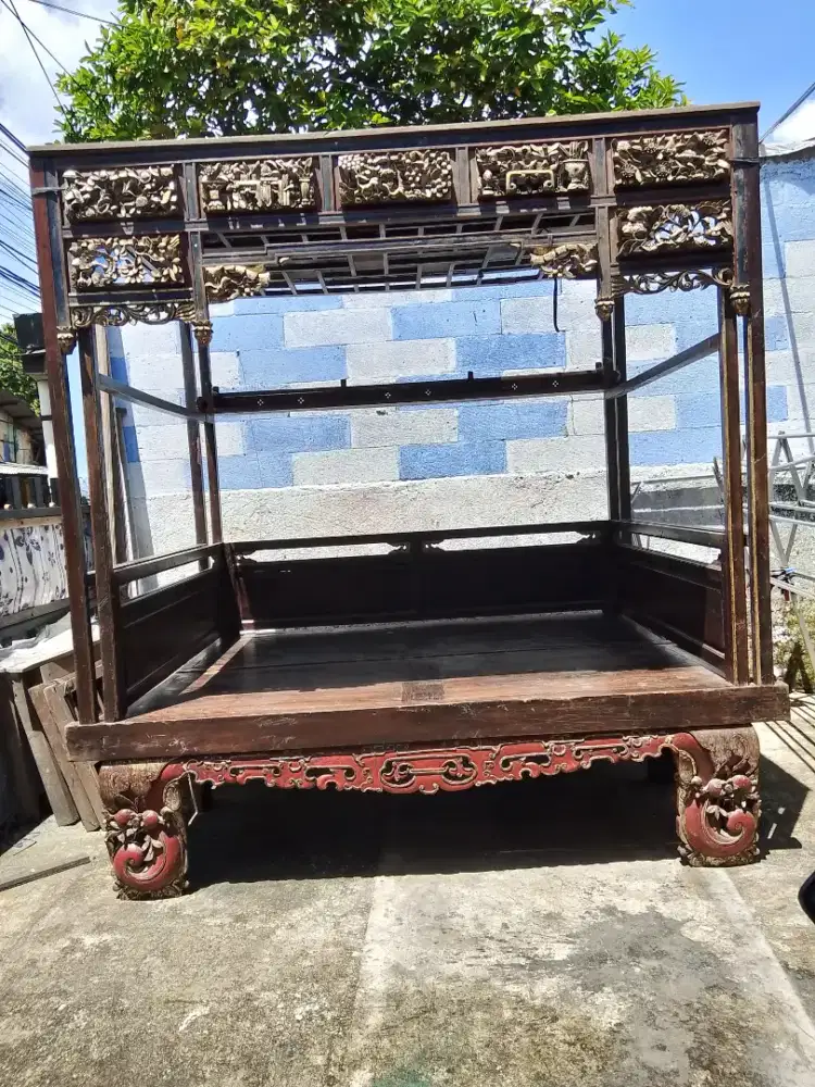 Tempat tidur berukir cina