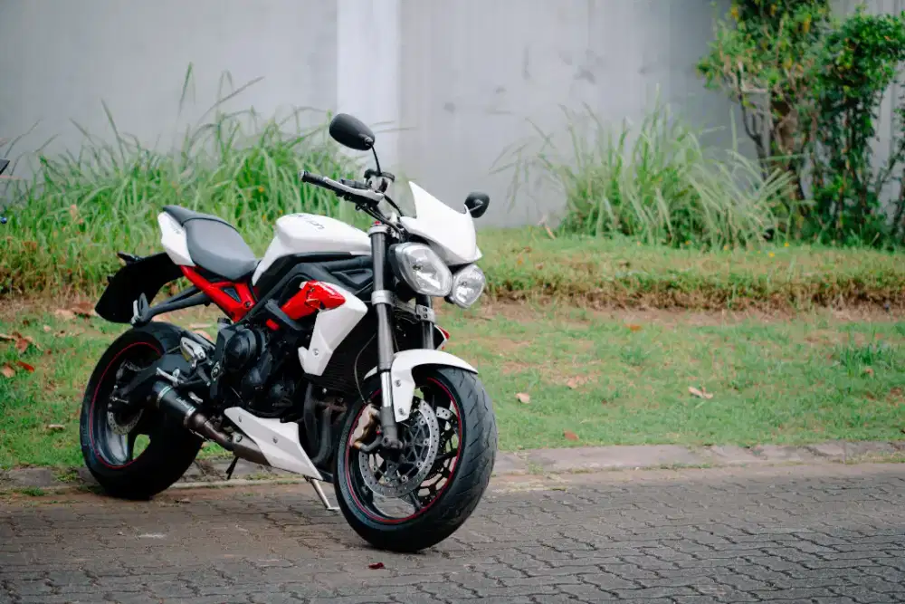 Triumph Street Triple 675 white 2015, modif banyak, cakep, no minus