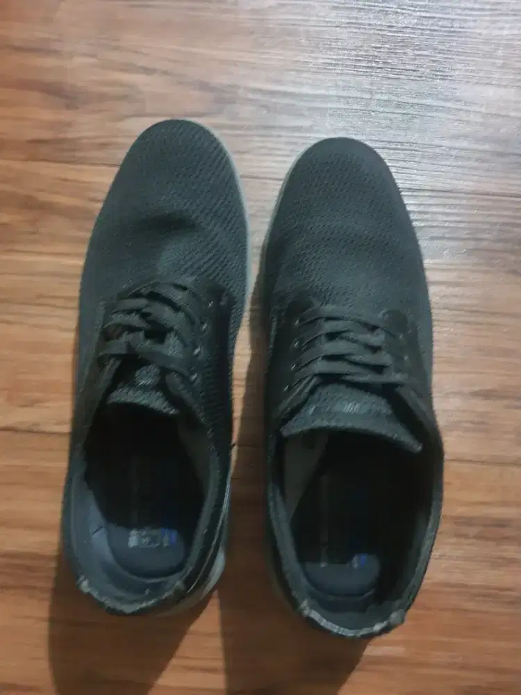 Sepatu skechers black