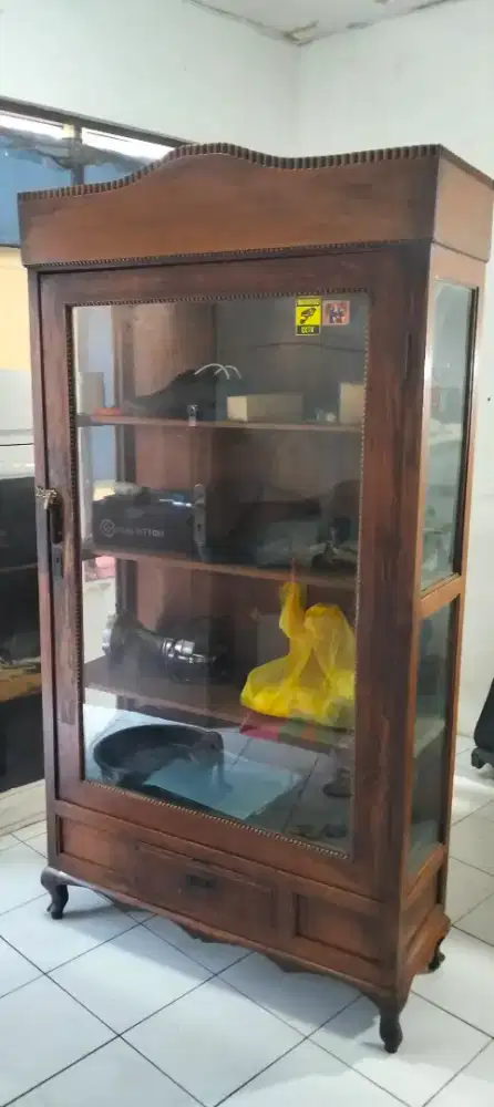 lemari pajangan kaca jati tua