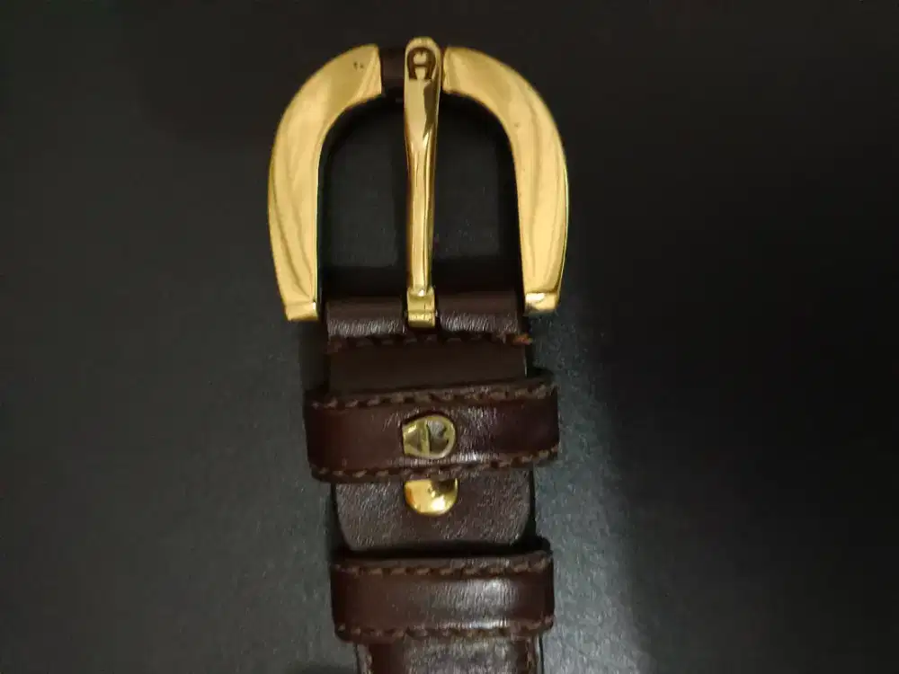 Kepala ikat pinggang Aigner