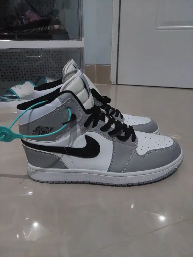 AJ 1 MID SMOKE GREY