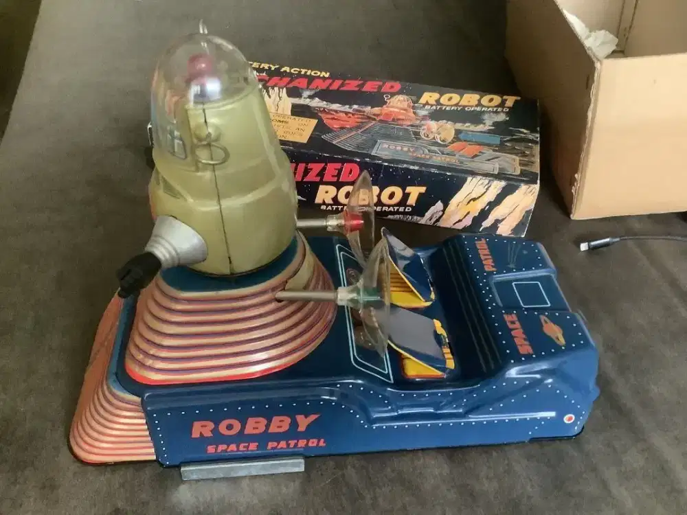 Vintage MTH ROBBY SPACE PATROL battery robot operated tin toy