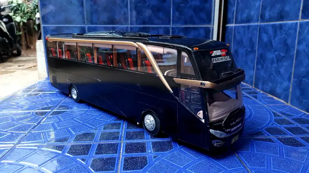 Miniatur bus skala 1:20