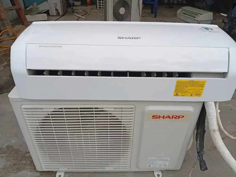 Ac sharf 1/2 pk mulus seperti baru