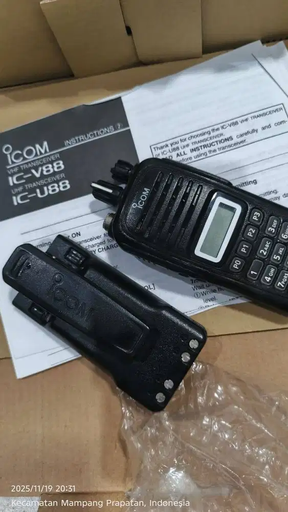 HT ( Handy Talkie ) ICOM IC-V88, FULL SET