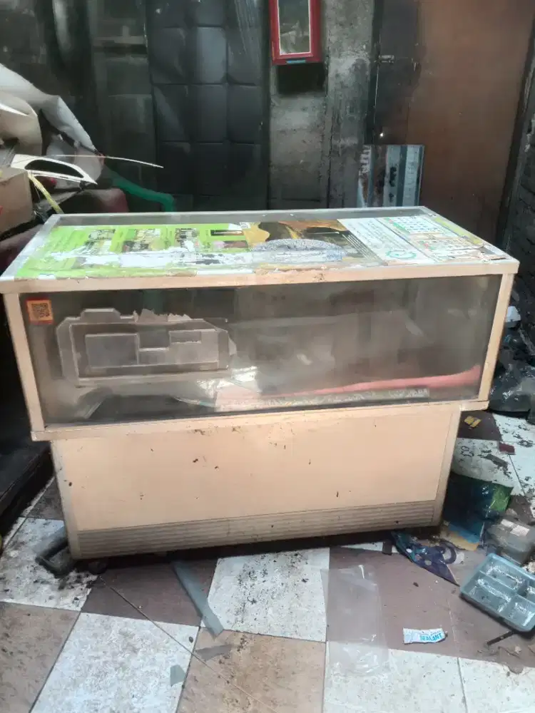 Etalase counter kondisi masih bagus minus di kaca aja sesuai foto