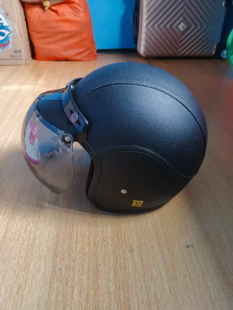 Di jual helm bekas