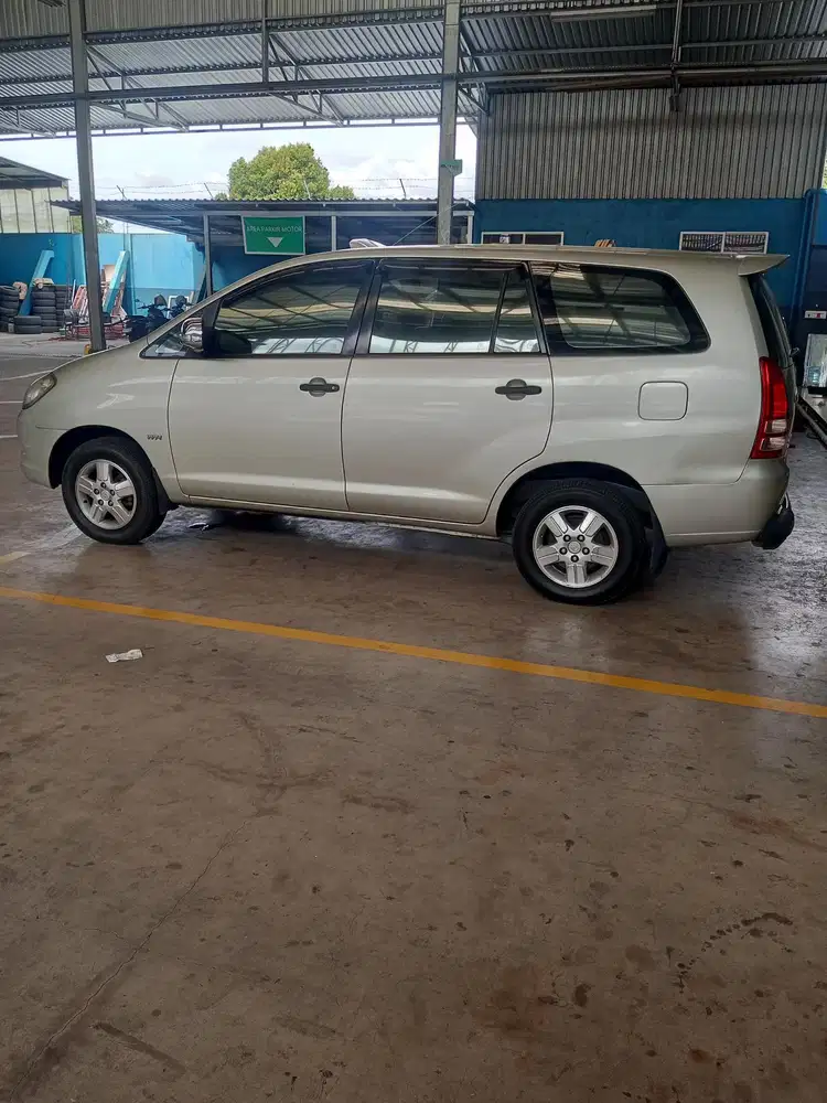 Dijual Toyota Kijang Innova 2008 Bensin