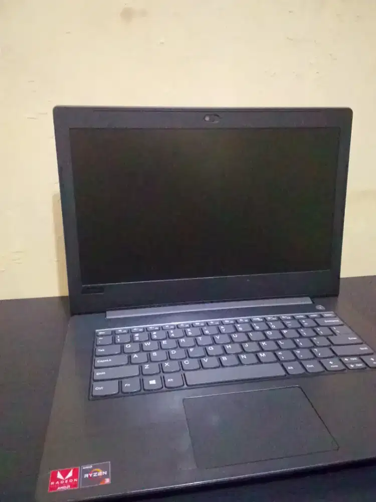 Lenovo V330 Ryzen 3 2200U 8Gb ram SSD 256Gb