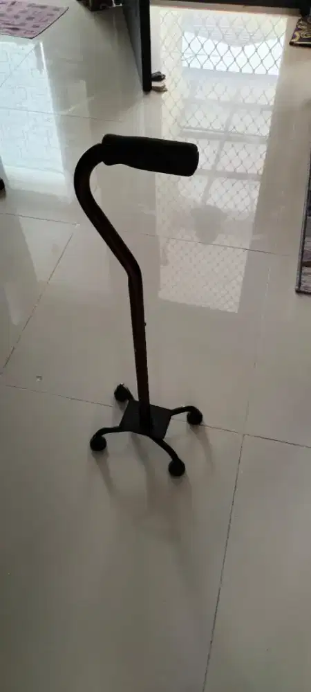 Tongkat lansia 4kaki